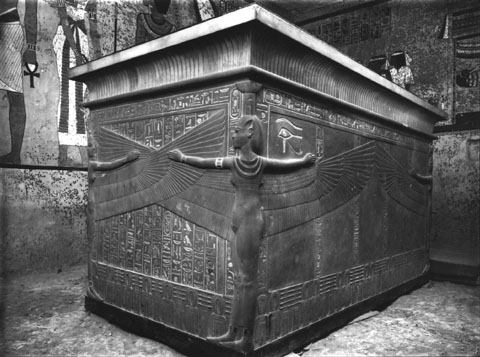 Le sarcophage de Toutankhamon ( Photo 1922 - Harry Burton )