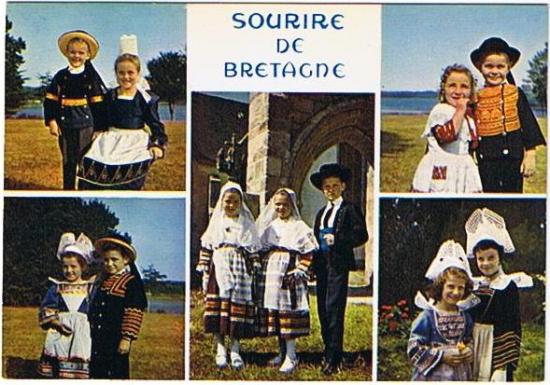 Carte postale ancienne COSTUMES BRETONS QUIMPER costume de procession filles 