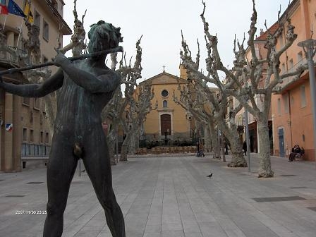 Place du Marché tous les matins.JPG