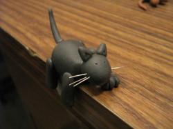 chat couché en porcelaine froide