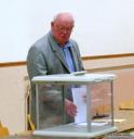 Jacques Larangot, doyen de l'assembl&eacute;e supervise le vote