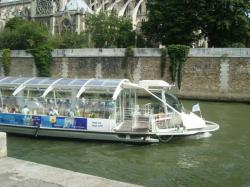 Bateau mouche sur la Seine
