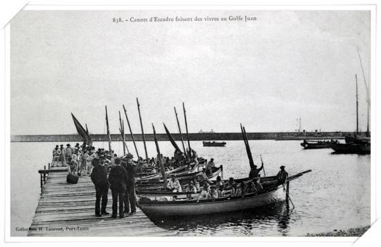 CPA tr�s anim�e sur les canots de l'Escadre fran�aise faisant des vivres