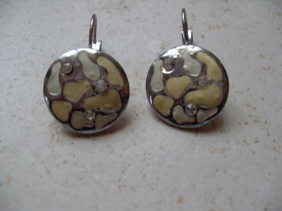 Boucles rondes �mail blanc-strass et m�tal.