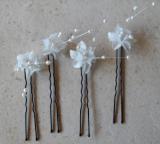 Epingles fleurs blanches-filet de perles.