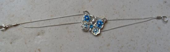 Bracelet cha�nes et papillon turquoise.