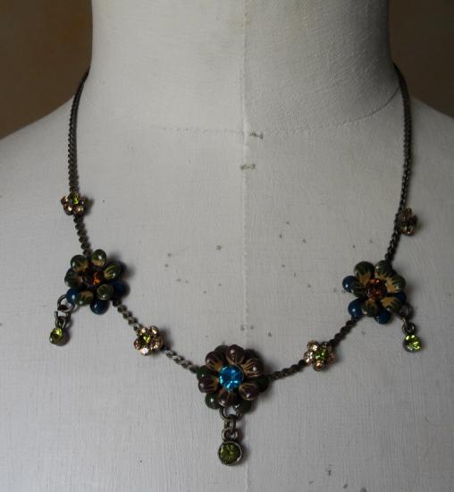 Collier bronze, fleurs �mail et strass.